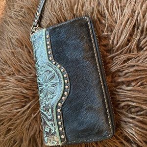 Wristlet wallet